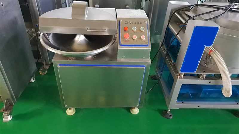 20升的小型斬拌機(jī)對(duì)肉菜切碎拌餡細(xì)膩均勻，深受小作坊喜歡 