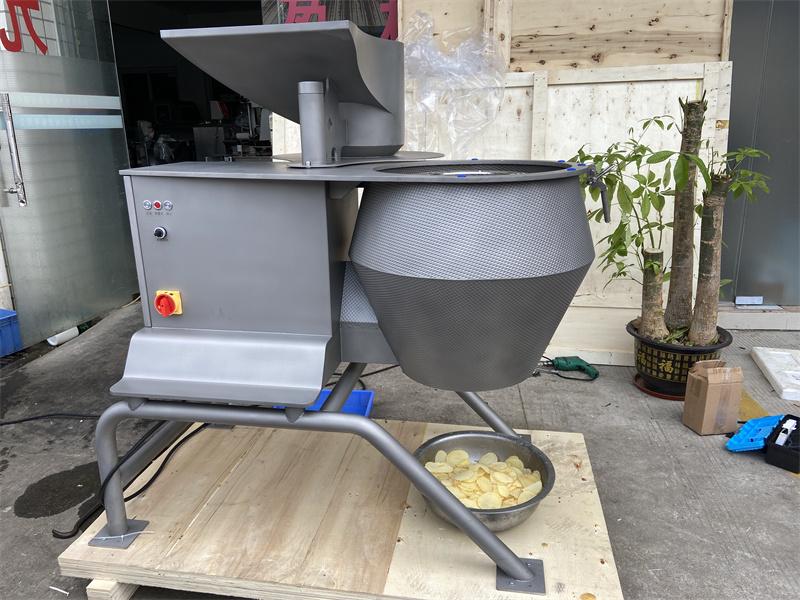 土豆切波紋薯片機(jī)與芋頭切片機(jī)是同一臺，可以一機(jī)多用的高產(chǎn)設(shè)備