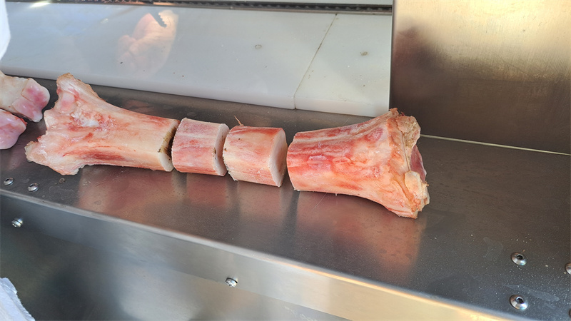 牛棒骨、豬脛骨鋸塊切段，帶骨鮮肉自動(dòng)進(jìn)料鋸骨機(jī)介紹 